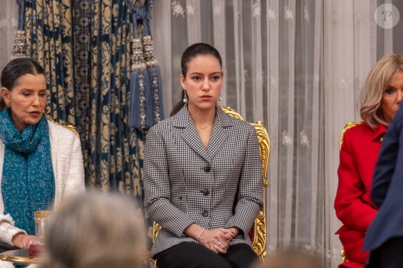 A rappeler que la fille du souverrain parée hier d'une jolie veste Dior, n'avait pas été vue en public dans un cadre officiel depuis cinq ans. De quoi enchanter la presse internationale !
Cérémonie de signature d'accords entre le président de la République française Emmanuel Macron et la première dame Brigitte Macron et le roi Mohammed VI au palais royal à Rabat (Maroc), le 28 octobre 2024. © Ammar Abd Rabbo / Pool / Bestimage 