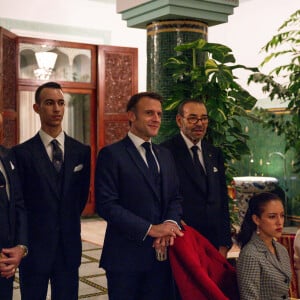 Le souverain était accompagné de ses deux enfants (nés de son mariage avec la princesse Lalla Salma) : le prince héritier Moulay El Hassan et la princesse Lalla Khadija.
Le président de la République française Emmanuel Macron et la première dame Brigitte Macron reçus par le roi Mohammed VI en famille dans sa résidence privée près de Rabat, le 28 octobre 2024. © Ammar Abd Rabbo / Pool / Bestimage 