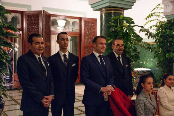 Le souverain était accompagné de ses deux enfants (nés de son mariage avec la princesse Lalla Salma) : le prince héritier Moulay El Hassan et la princesse Lalla Khadija.
Le président de la République française Emmanuel Macron et la première dame Brigitte Macron reçus par le roi Mohammed VI en famille dans sa résidence privée près de Rabat, le 28 octobre 2024. © Ammar Abd Rabbo / Pool / Bestimage 