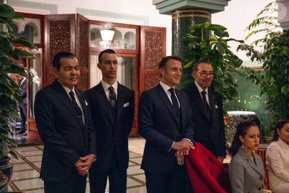 Le président de la République française Emmanuel Macron et la première dame Brigitte Macron reçus par le roi Mohammed VI en famille dans sa résidence privée près de Rabat, le 28 octobre 2024. © Ammar Abd Rabbo / Pool / Bestimage 