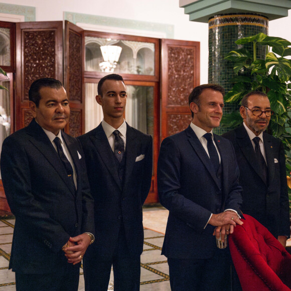 Le président de la République française Emmanuel Macron et la première dame Brigitte Macron reçus par le roi Mohammed VI en famille dans sa résidence privée près de Rabat, le 28 octobre 2024. © Ammar Abd Rabbo / Pool / Bestimage 