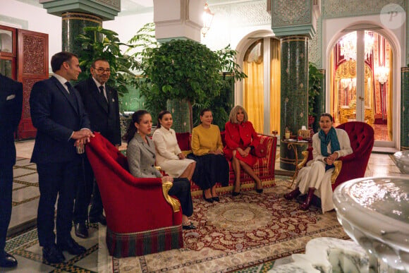 Le président de la République française Emmanuel Macron et la première dame Brigitte Macron reçus par le roi Mohammed VI en famille dans sa résidence privée près de Rabat, le 28 octobre 2024. © Ammar Abd Rabbo / Pool / Bestimage 