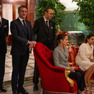 Le président de la République française Emmanuel Macron et la première dame Brigitte Macron reçus par le roi Mohammed VI en famille dans sa résidence privée près de Rabat, le 28 octobre 2024. © Ammar Abd Rabbo / Pool / Bestimage 