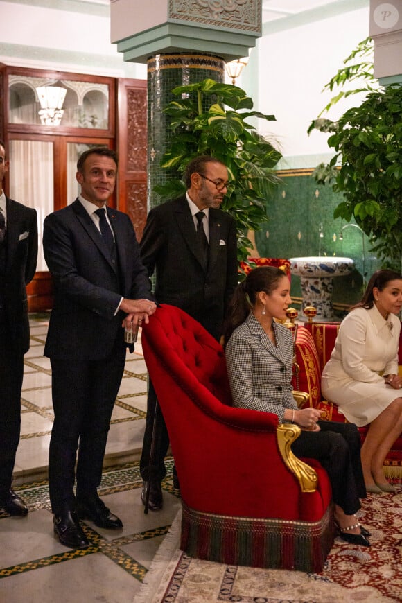 Le président de la République française Emmanuel Macron et la première dame Brigitte Macron reçus par le roi Mohammed VI en famille dans sa résidence privée près de Rabat, le 28 octobre 2024. © Ammar Abd Rabbo / Pool / Bestimage 