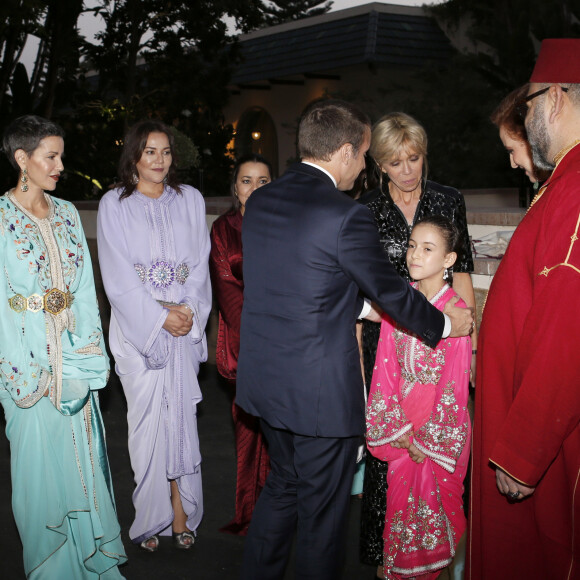 Le président de la République française Emmanuel Macron, sa femme la première dame française Brigitte Macron (Trogneux) sont accueillis par le roi Mohammed VI du Maroc, sa femme la princesse Lalla Salma du Maroc, leur fille la princesse Llala Khadija du Maroc et ses soeurs les princesses Lalla Meryem, Lalla Hasnaa et Lalla Hasma lors du Ftour (repas de rupture du jeûne) offert par le roi Mohammed VI du Maroc en leur honneur du couple présidentiel français à Rabat, le 14 juin 2017, lors de la visite privée du couple présidentiel. © Abdeljalil Bounhar,/Pool/Bestimage 