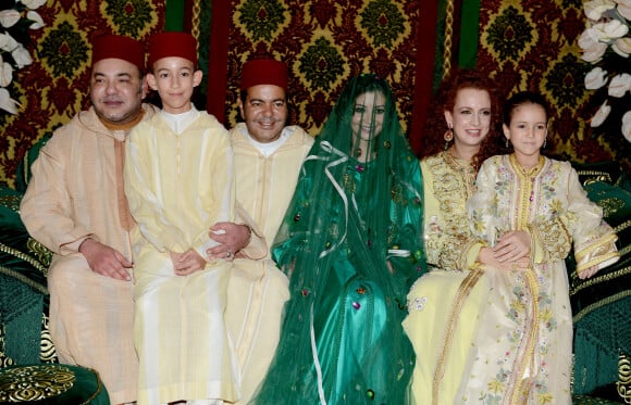 Le Prince Moulay Rachid et Lalla Oum Keltoum posent avec le roi Mohammed VI, son épouse la pricesse lalla Salma accompages de leus deux enfants le prince hertier Moulau Hassan et la pricesse Lalla Khadija lors de la traditionnelle cérémonie du henné, marquant la célébration de leur mariage au palais royal de Rabat au Maroc le 13 novembre 2014. 