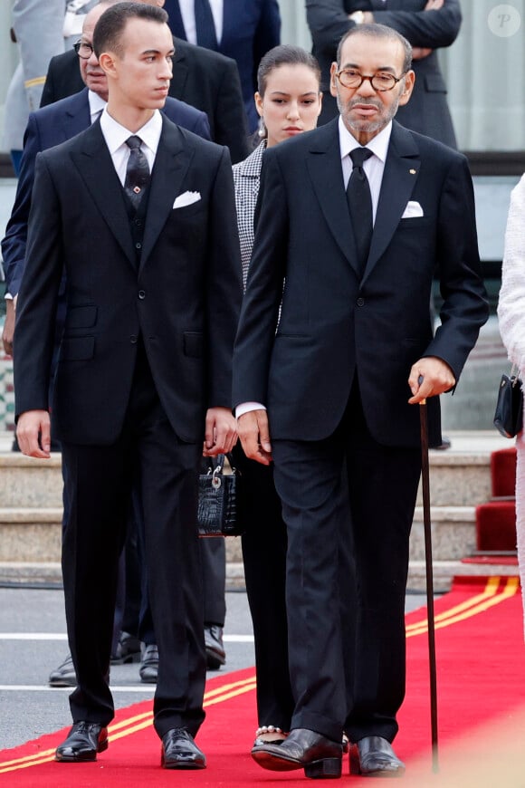 Le roi Mohammed VI entouré de sa famille a personnellement accueilli le couple présidentiel à l'aéroport de Rabat-Salé, au son de la fanfare de la garde royale et de 21 coups de canons. 
Accueil du président de la République française Emmanuel Macron et Brigitte Macron par le roi Mohammed VI à Rabat (Maroc), le 28 octobre 2024. © Ludovic Marin / Pool / Bestimage 