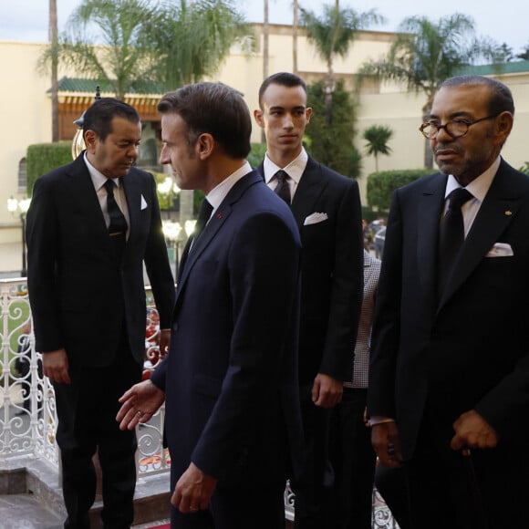 Un voyage hautement symbolique orchestré pour apaiser cinq années de tensions entre la France et le royaume chérifien. 
Le président de la République française Emmanuel Macron et le roi Mohammed VI lors de leur entretien au palais royal à Rabat, le 28 octobre 2024. © Ludovic Marin / Pool / Bestimage 