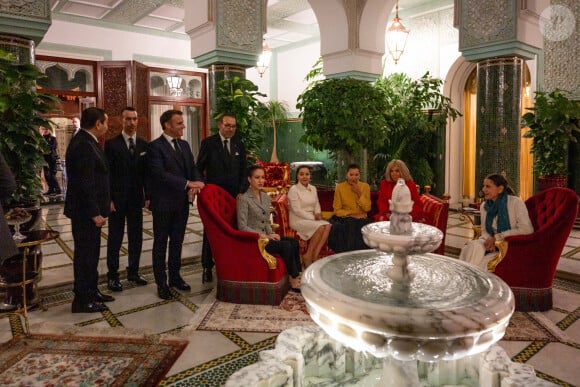 Le président de la République française Emmanuel Macron et la première dame Brigitte Macron reçus par le roi Mohammed VI en famille dans sa résidence privée près de Rabat, le 28 octobre 2024. © Ammar Abd Rabbo / Pool / Bestimage 