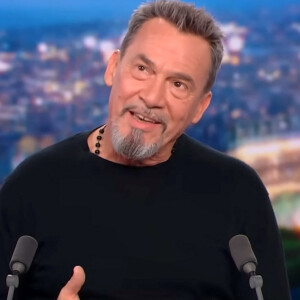 Florent Pagny, qui va beaucoup mieux, était l'invité de Gilles Bouleau aux 20 heures de TF1. © Captute TV TF1 via Bestimage