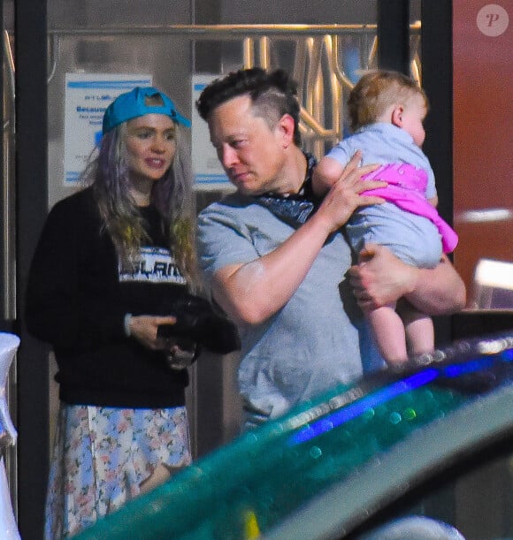 La chanteuse canadienne Grimes poursuit en justice son ex-compagnon, Elon Musk, pour la garde de leurs trois enfants - Exclusif - Elon Musk porte son fils X AE A-XII Musk à la sortie de l'Aéroport de Teterboro, New Jersey le 3 mai 2021. Sa compagne Grimes (Claire Boucher) est aussi du voyage 