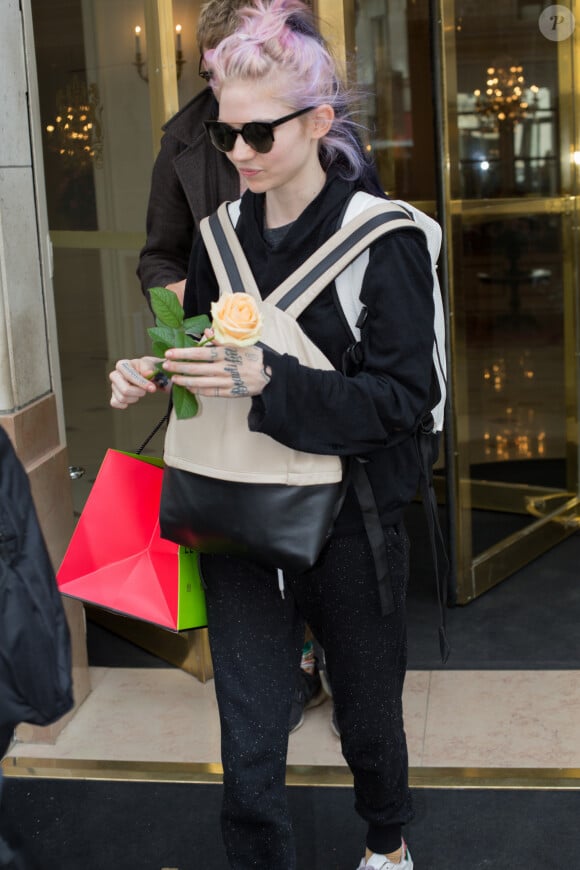 Exclusif - La chanteuse canadienne Grimes (Claire Boucher) et son petit ami sortant du palace le Bristol le 8 octobre 2015 à Paris 