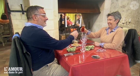 Manuela avec son prétendant Pierre dans "L'amour est dans le pré", M6