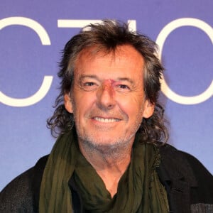 Remarqué très jeune pour son aisance en public, Jean-Luc Reichmann est victime d'un grave accident de moto à 23 ans et passe un an à l'hôpital.
Jean-Luc Reichmann - Photocall des invités de la projection "Cat's Eyes" lors de la 26ème Edition du Festival de la Fiction de La Rochelle. Le 12 septembre 2024 © Patrick Bernard / Bestimage