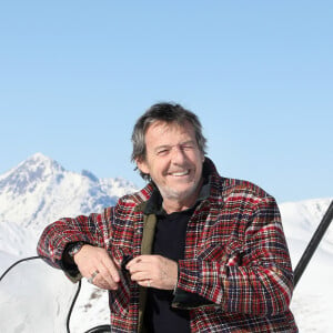 Jean-Luc Reichmann découvre la station de Luchon et rencontre de jeunes skieurs. Il présente sa série " Leo Mattéi, brigade des mineurs" lors de la 25ème Edition du Festival TV de Luchon, France. Le 4 Fevrier 2023. © Patrick Bernard / Bestimage