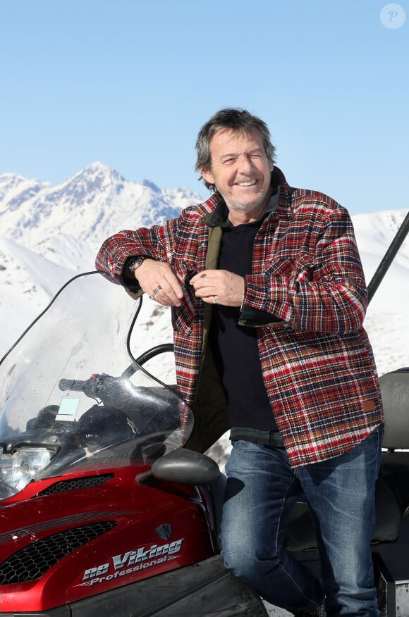 Jean-Luc Reichmann découvre la station de Luchon et rencontre de jeunes skieurs. Il présente sa série " Leo Mattéi, brigade des mineurs" lors de la 25ème Edition du Festival TV de Luchon, France. Le 4 Fevrier 2023. © Patrick Bernard / Bestimage