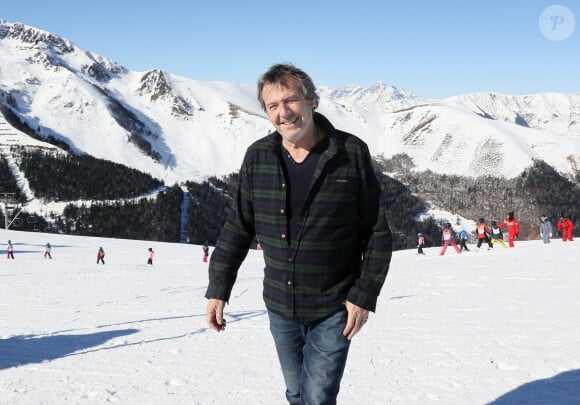 Jean-Luc Reichmann découvre la station de Luchon et rencontre de jeunes skieurs. Il présente sa série " Leo Mattéi, brigade des mineurs" lors de la 25ème Edition du Festival TV de Luchon, France. Le 4 Fevrier 2023. © Patrick Bernard / Bestimage