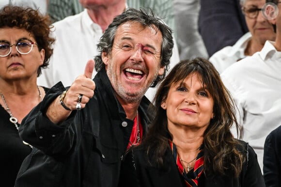 Né à Fontainebleau, l'animateur des Douze coups de midi a suivi sa scolarité en Haute-Garonne, notamment au lycée Saint-Joseph et au lycée Sainte-Marie-des-Champs de Toulouse
Jean-Luc Reichmann et Nathalie Lecoultre en tribunes lors de la finale de rugby Top 14 opposant le Stade Toulousain Rugby (Toulouse) au Stade Rochelais (La Rochelle) au Stade de France à Saint-Denis, Seine Saint-Denis, le 17 juin 2023. Toulouse a gagné 29-26. © Matthieu Mirville/Bestimage