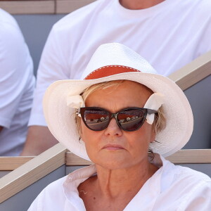 Mais celle qui aurait signé le meilleur contrat, c'est Muriel Robin. L'humoriste aurait réussi à décrocher 200 000 euros.
Muriel Robin en tribunes de l'épreuve de tennis opposant Novak Djokovic à Rafael Nadal lors des Jeux Olympiques de Paris 2024 (JO) à Roland Garros, à Paris, France, le 29 juillet 2024. © Jacovides-Perusseau/Bestimage