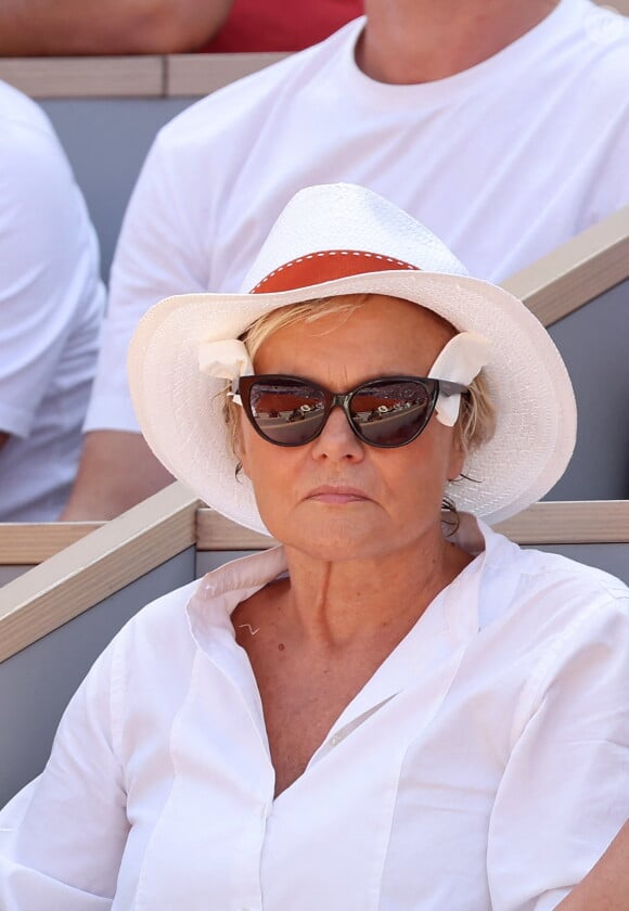 Mais celle qui aurait signé le meilleur contrat, c'est Muriel Robin. L'humoriste aurait réussi à décrocher 200 000 euros.
Muriel Robin en tribunes de l'épreuve de tennis opposant Novak Djokovic à Rafael Nadal lors des Jeux Olympiques de Paris 2024 (JO) à Roland Garros, à Paris, France, le 29 juillet 2024. © Jacovides-Perusseau/Bestimage