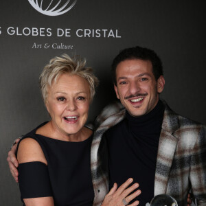 Exclusif - Muriel Robin et Vincent Dedienne (Meilleur One Man Show dans "S'il se passe quelque chose") - Backstage - 12ème cérémonie des Globes de Cristal au Lido à Paris, le 12 février 2018. © Rachid Bellak / Pool / Bestimage 