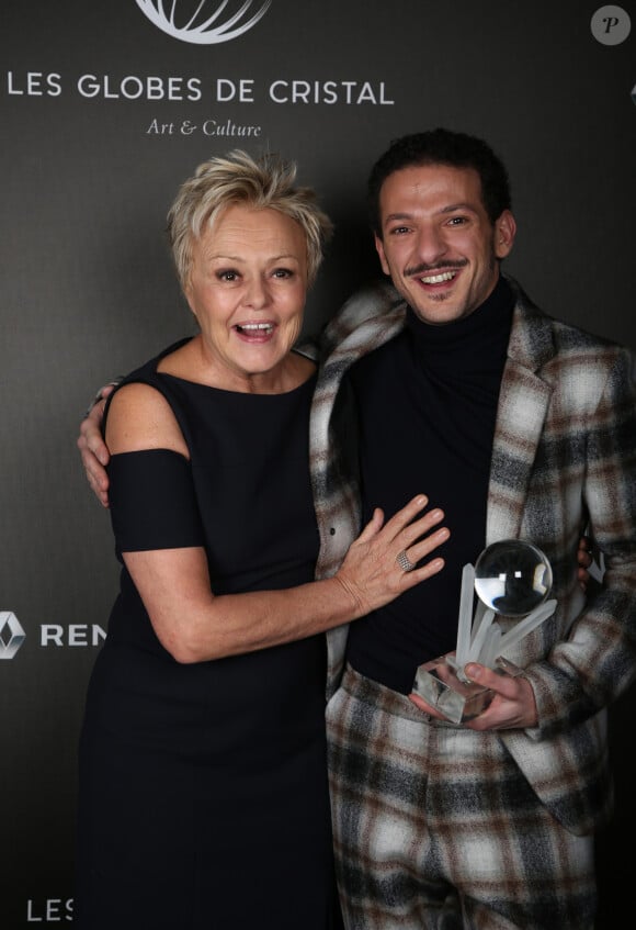 Exclusif - Muriel Robin et Vincent Dedienne (Meilleur One Man Show dans "S'il se passe quelque chose") - Backstage - 12ème cérémonie des Globes de Cristal au Lido à Paris, le 12 février 2018. © Rachid Bellak / Pool / Bestimage 