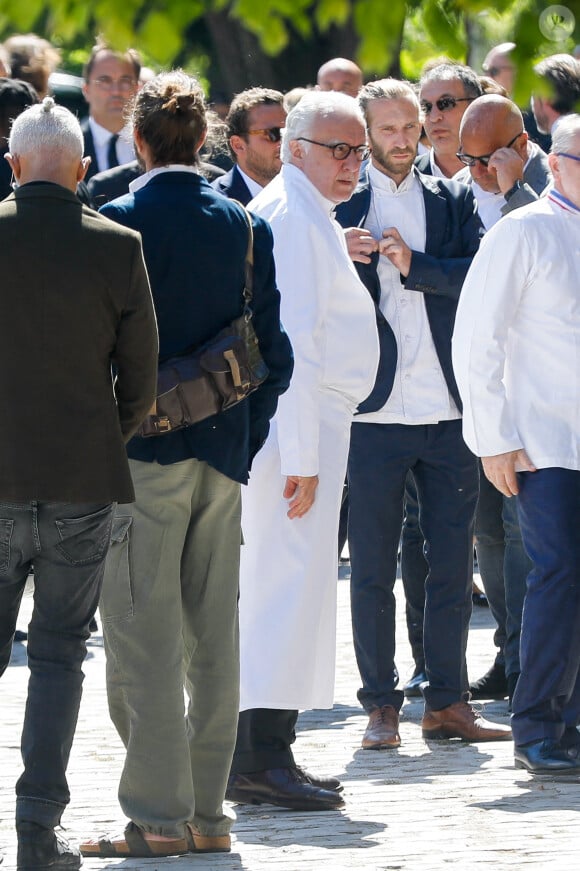 Le chef Alain Ducasse - Sortie des obsèques d'Antoine Alléno (fils du chef cuisinier français, trois étoiles au Guide Michelin Yannick Alléno) en la collégiale Notre-Dame de Poissy, France, le 13 mai 2022. © Christophe Clovis/Bestimage 