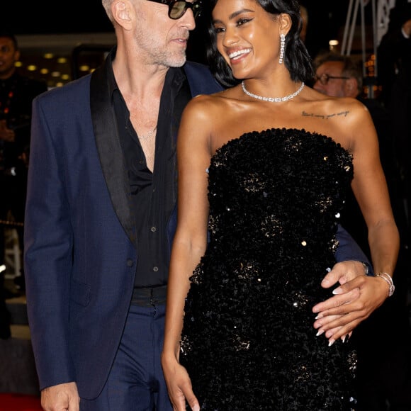 Vincent Cassel et Narah Baptista seront bientôt les heureux parents d'un petit bébé
Vincent Cassel et sa compagne Narah Baptista - Montée des marches du film « Parthenope » lors du 77ème Festival International du Film de Cannes, au Palais des Festivals à Cannes. Le 21 mai 2024 © Jacovides-Moreau / Bestimage 