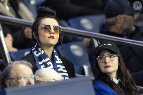 Mathilde Gerner, de son vrai nom, faisait alors parler son coeur brisé : "Oh, t'as sali notre amour.
Hoshi et Gia Martinelli - Célébrités dans les tribunes de la 8ème de finale de la coupe de France de football entre le PSG contre Brest (3-1) au Parc des Princes à Paris le 7 février 2024. © Cyril Moreau/Bestimage