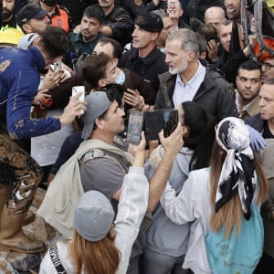 Le roi Felipe VI et la reine Letizia visitent les sites de Paiporta et Chiva après la catastrophe de la DANA, le 3 novembre 2024 à Paiporta / Chiva, Espagne. Felipe VI et Letizia s'adressent aux habitants indignés dans un climat de forte tension et accusent les autorités de mal gérer les effets de la catastrophe. CASA REAL/Pool via Lalo/Bestimage