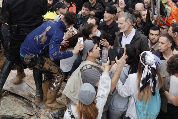 Le roi Felipe VI et la reine Letizia visitent les sites de Paiporta et Chiva après la catastrophe de la DANA, le 3 novembre 2024 à Paiporta / Chiva, Espagne. Felipe VI et Letizia s'adressent aux habitants indignés dans un climat de forte tension et accusent les autorités de mal gérer les effets de la catastrophe. CASA REAL/Pool via Lalo/Bestimage