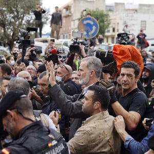 Grand nombre de leurs sujets accusent les pouvoirs publiques de les laissés tomber. D'autres critiquent l'actuelle gestion de cette terrible catastrophe, d'autres estiment qu'elle aurait pu être anticipée. 
Le roi Felipe VI et la reine Letizia visitent les sites de Paiporta et Chiva après la catastrophe de la DANA, le 3 novembre 2024 à Paiporta / Chiva, Espagne. Felipe VI et Letizia s'adressent aux habitants indignés dans un climat de forte tension et accusent les autorités de mal gérer les effets de la catastrophe. CASA REAL/Pool via Lalo/Bestimage