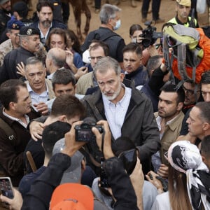 Certains habitants n'ont pas hésité à les traiter d'"assassins". Les parents de Leonor et Sofía escortés sous les huées ont également été la cible de projectiles
Le roi Felipe VI et la reine Letizia visitent les sites de Paiporta et Chiva après la catastrophe de la DANA, le 3 novembre 2024 à Paiporta / Chiva, Espagne. Felipe VI et Letizia s'adressent aux habitants indignés dans un climat de forte tension et accusent les autorités de mal gérer les effets de la catastrophe. CASA REAL/Pool via Lalo/Bestimage