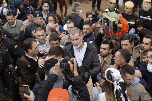 Certains habitants n'ont pas hésité à les traiter d'"assassins". Les parents de Leonor et Sofía escortés sous les huées ont également été la cible de projectiles
Le roi Felipe VI et la reine Letizia visitent les sites de Paiporta et Chiva après la catastrophe de la DANA, le 3 novembre 2024 à Paiporta / Chiva, Espagne. Felipe VI et Letizia s'adressent aux habitants indignés dans un climat de forte tension et accusent les autorités de mal gérer les effets de la catastrophe. CASA REAL/Pool via Lalo/Bestimage