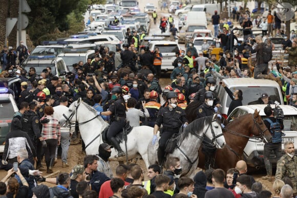 Le roi Felipe VI et la reine Letizia visitent les sites de Paiporta et Chiva après la catastrophe de la DANA, le 3 novembre 2024 à Paiporta / Chiva, Espagne. Felipe VI et Letizia s'adressent aux habitants indignés dans un climat de forte tension et accusent les autorités de mal gérer les effets de la catastrophe. CASA REAL/Pool via Lalo/Bestimage