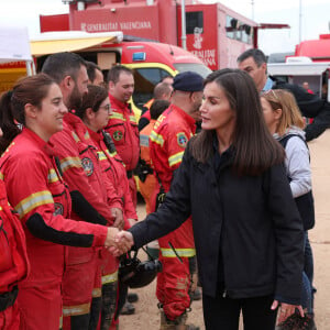 Le roi Felipe VI, la reine Letizia d'Espagne et le Premier ministre Pedro Sanchez visitent les sites de Paiporta et Chiva après la catastrophe de la DANA, le 3 novembre 2024 à Paiporta / Chiva, Espagne. CASA REAL/Pool via Lalo/Bestimage