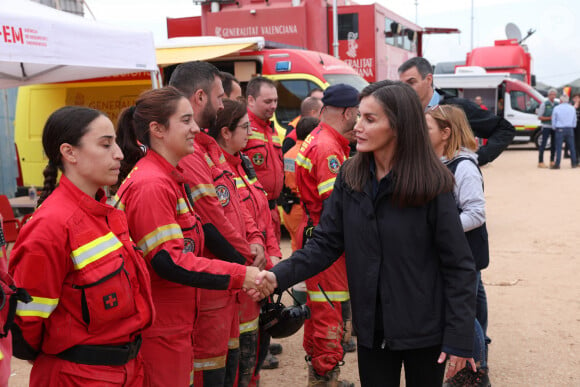 Le roi Felipe VI, la reine Letizia d'Espagne et le Premier ministre Pedro Sanchez visitent les sites de Paiporta et Chiva après la catastrophe de la DANA, le 3 novembre 2024 à Paiporta / Chiva, Espagne. CASA REAL/Pool via Lalo/Bestimage