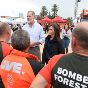 Le roi Felipe VI, la reine Letizia d'Espagne et le Premier ministre Pedro Sanchez visitent les sites de Paiporta et Chiva après la catastrophe de la DANA, le 3 novembre 2024 à Paiporta / Chiva, Espagne. CASA REAL/Pool via Lalo/Bestimage