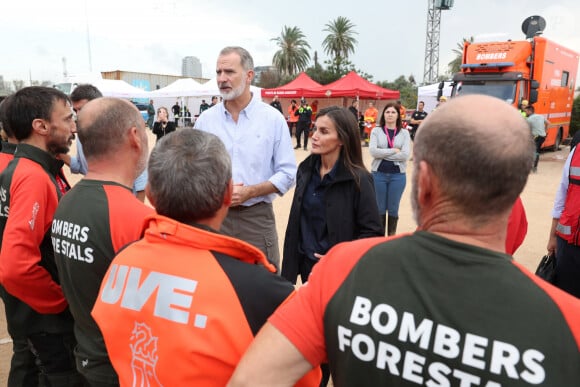 Le roi Felipe VI, la reine Letizia d'Espagne et le Premier ministre Pedro Sanchez visitent les sites de Paiporta et Chiva après la catastrophe de la DANA, le 3 novembre 2024 à Paiporta / Chiva, Espagne. CASA REAL/Pool via Lalo/Bestimage