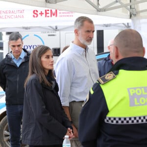 Ce 3 novembre 2024, les souverrains se sont rendus dans la commune de Paiporta pour apporter leur soutien à la population.... Qui n'a pas manqué de leur faire part de son immense colère.
Le roi Felipe VI, la reine Letizia d'Espagne et le Premier ministre Pedro Sanchez visitent les sites de Paiporta et Chiva après la catastrophe de la DANA, le 3 novembre 2024 à Paiporta / Chiva, Espagne. CASA REAL/Pool via Lalo/Bestimage