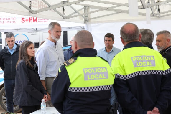 Ce 3 novembre 2024, les souverrains se sont rendus dans la commune de Paiporta pour apporter leur soutien à la population.... Qui n'a pas manqué de leur faire part de son immense colère.
Le roi Felipe VI, la reine Letizia d'Espagne et le Premier ministre Pedro Sanchez visitent les sites de Paiporta et Chiva après la catastrophe de la DANA, le 3 novembre 2024 à Paiporta / Chiva, Espagne. CASA REAL/Pool via Lalo/Bestimage