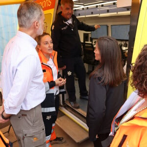 Le roi Felipe VI, la reine Letizia d'Espagne et le Premier ministre Pedro Sanchez visitent les sites de Paiporta et Chiva après la catastrophe de la DANA, le 3 novembre 2024 à Paiporta / Chiva, Espagne. CASA REAL/Pool via Lalo/Bestimage