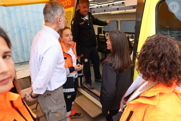 Le roi Felipe VI, la reine Letizia d'Espagne et le Premier ministre Pedro Sanchez visitent les sites de Paiporta et Chiva après la catastrophe de la DANA, le 3 novembre 2024 à Paiporta / Chiva, Espagne. CASA REAL/Pool via Lalo/Bestimage