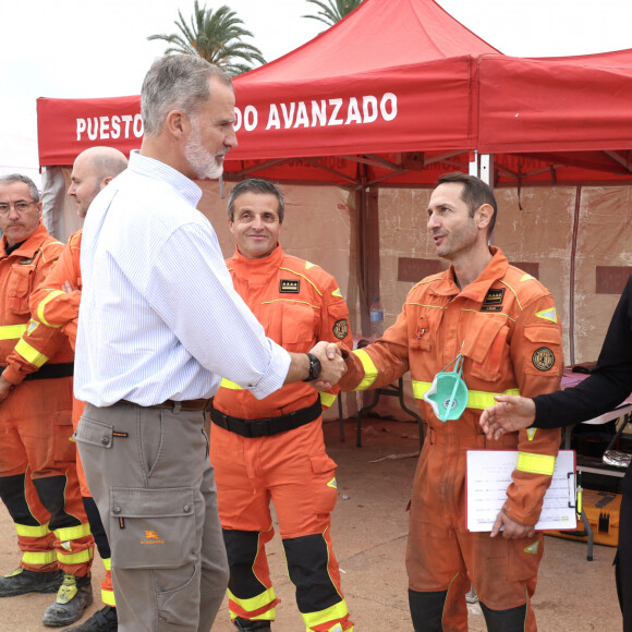 Le roi Felipe VI, la reine Letizia d'Espagne et le Premier ministre Pedro Sanchez visitent les sites de Paiporta et Chiva après la catastrophe de la DANA, le 3 novembre 2024 à Paiporta / Chiva, Espagne. CASA REAL/Pool via Lalo/Bestimage