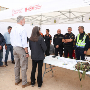 Le roi Felipe VI, la reine Letizia d'Espagne et le Premier ministre Pedro Sanchez visitent les sites de Paiporta et Chiva après la catastrophe de la DANA, le 3 novembre 2024 à Paiporta / Chiva, Espagne. CASA REAL/Pool via Lalo/Bestimage