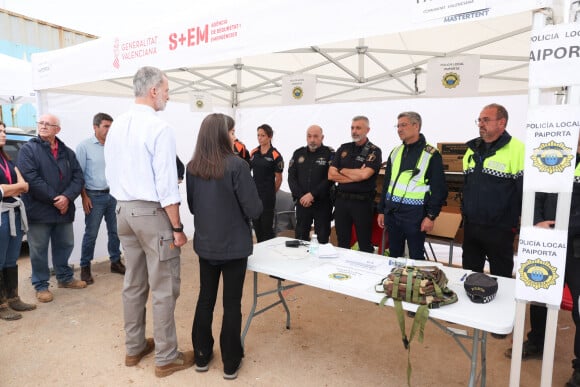 Le roi Felipe VI, la reine Letizia d'Espagne et le Premier ministre Pedro Sanchez visitent les sites de Paiporta et Chiva après la catastrophe de la DANA, le 3 novembre 2024 à Paiporta / Chiva, Espagne. CASA REAL/Pool via Lalo/Bestimage