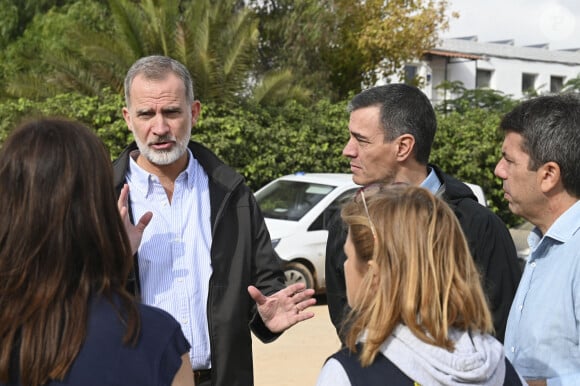 Le roi Felipe VI, la reine Letizia d'Espagne et le Premier ministre Pedro Sanchez visitent les sites de Paiporta et Chiva après la catastrophe de la DANA, le 3 novembre 2024 à Paiporta / Chiva, Espagne. CASA REAL/Pool via Lalo/Bestimage