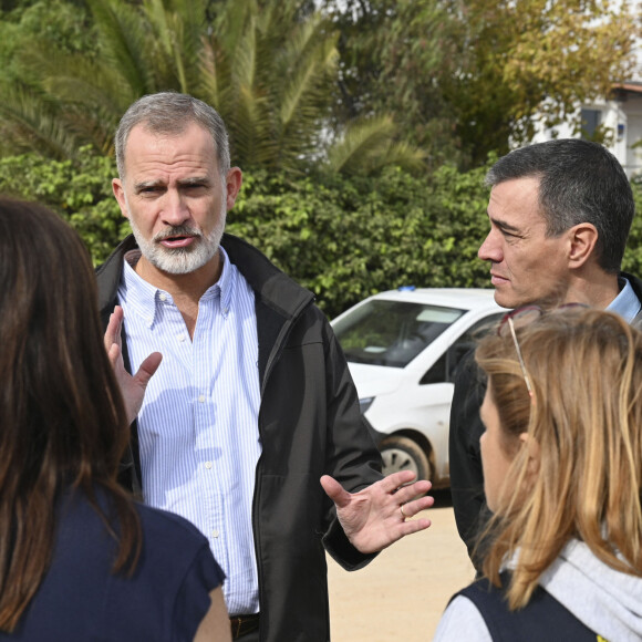 Le roi Felipe VI, la reine Letizia d'Espagne et le Premier ministre Pedro Sanchez visitent les sites de Paiporta et Chiva après la catastrophe de la DANA, le 3 novembre 2024 à Paiporta / Chiva, Espagne. CASA REAL/Pool via Lalo/Bestimage