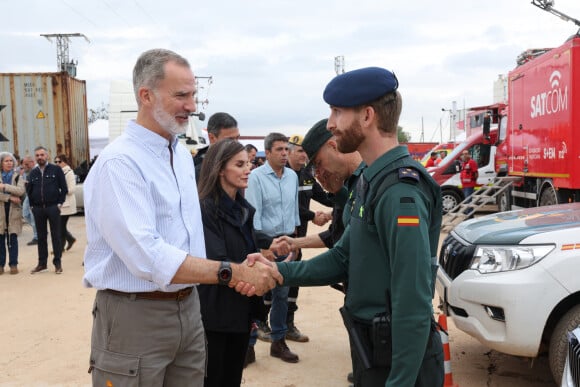 Le roi Felipe VI, la reine Letizia d'Espagne et le Premier ministre Pedro Sanchez visitent les sites de Paiporta et Chiva après la catastrophe de la DANA, le 3 novembre 2024 à Paiporta / Chiva, Espagne. CASA REAL/Pool via Lalo/Bestimage