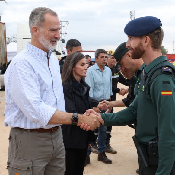 Le roi Felipe VI, la reine Letizia d'Espagne et le Premier ministre Pedro Sanchez visitent les sites de Paiporta et Chiva après la catastrophe de la DANA, le 3 novembre 2024 à Paiporta / Chiva, Espagne. CASA REAL/Pool via Lalo/Bestimage